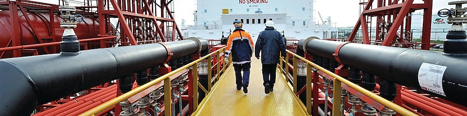 Karyawan Shell berjalan di atas kapal tanker 