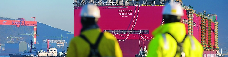 Pelayaran pertama Prelude: lambung kapal fasilitas yang sangat besar ini menyentuh air untuk pertama kalinya