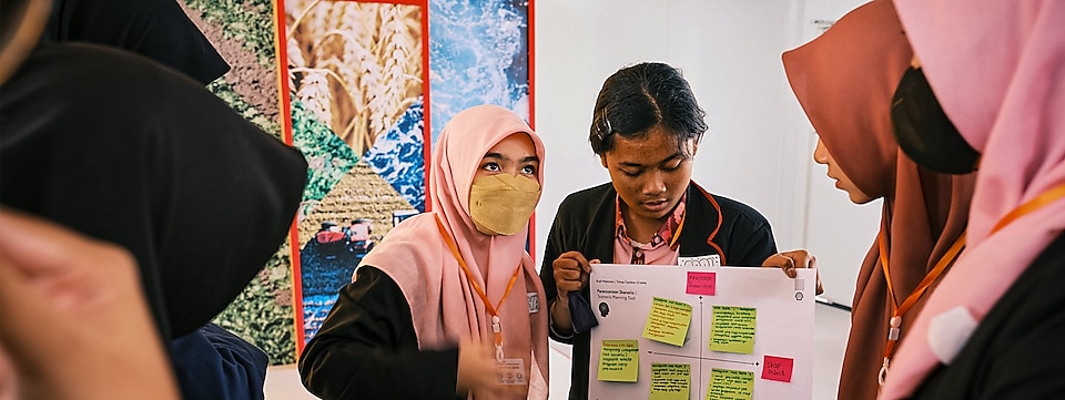 Para peserta Shell NXplorers sedang mempresentasikan perencanaan skenario (scenario planning tool) ide mereka kepada para mentor dan peserta lainnya.