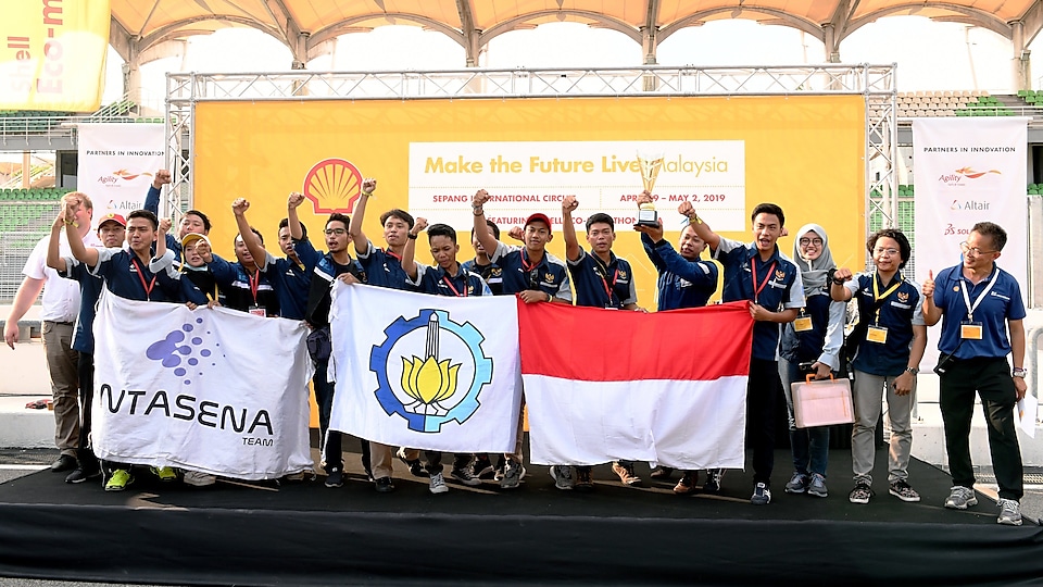 Tim Antasena dari Institut Teknologi Sepuluh Nopember membawa bendera Indonesia dalam upacara penghargaan Shell Make the Future Live Malaysia 2019. (Andy Phe/Shell)