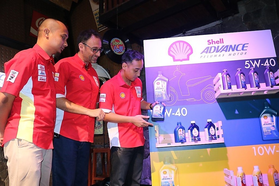 people reviewing the shell lubricant product