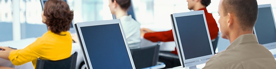 Karyawan sedang menggunakan komputer di kantor