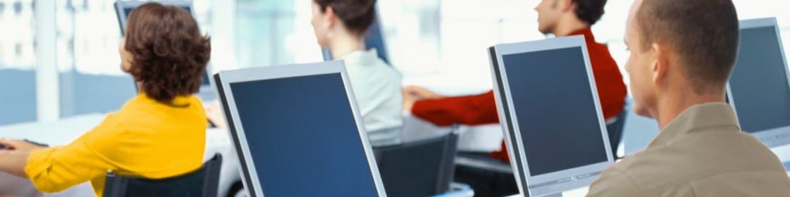 Karyawan sedang menggunakan komputer di kantor