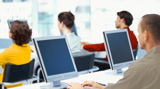 Karyawan sedang menggunakan komputer di kantor