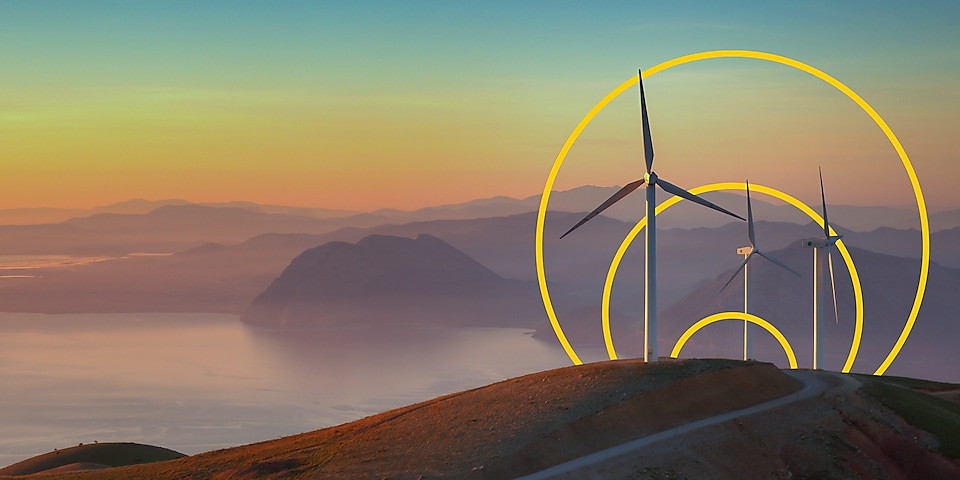 Foto tiga turbin angin di atas bukit dengan teks mencapai emisi nol bersih