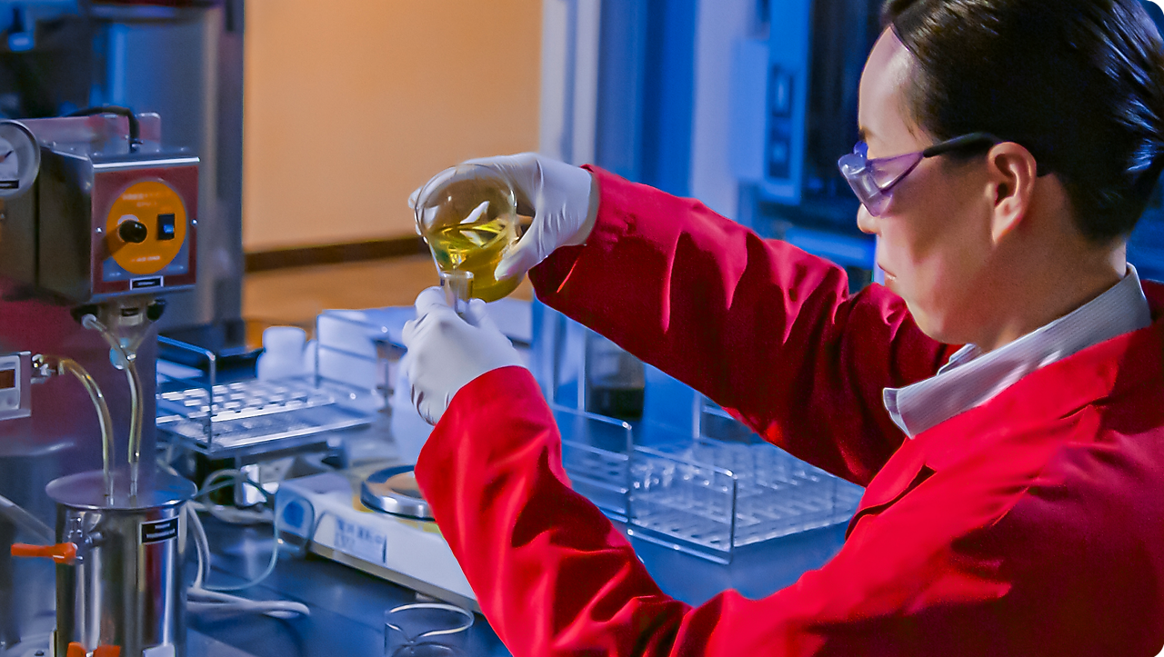 Jejeran vial obat di rak, sebagian dengan titik merah pada tutupnya dan sebagian dengan titik kuning pada tutupnya