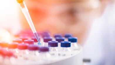 Cairan dituang ke dalam corong plastik oleh ilmuwan Shell dalam laboratorium