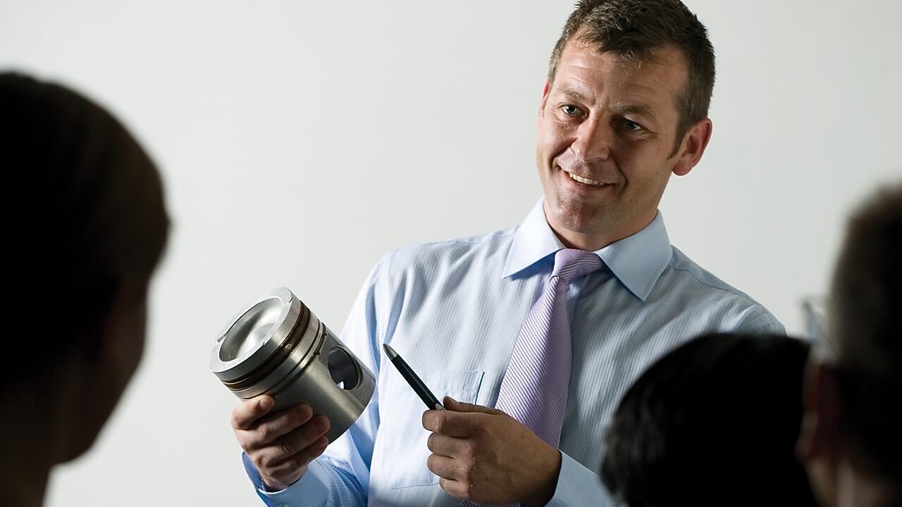 pria memberikan presentasi