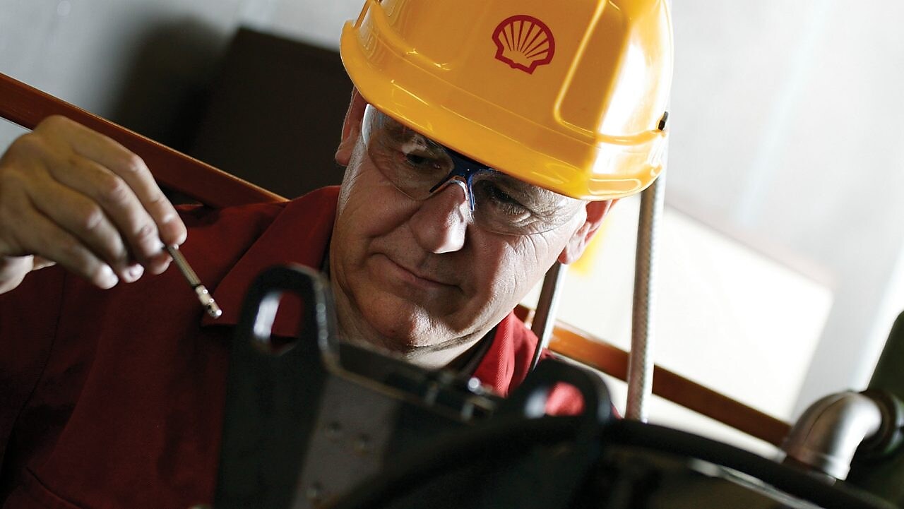 pekerja Shell mengenakan helm