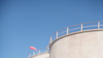 pekerja mengenakan topi keras di lokasi