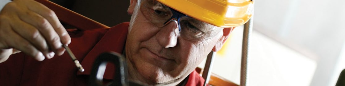 pekerja Shell mengenakan helm