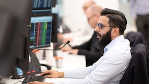 Seseorang sedang menghitung rasio likuiditas