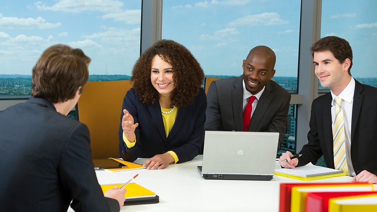 empat karyawan shell dalam sebuah rapat