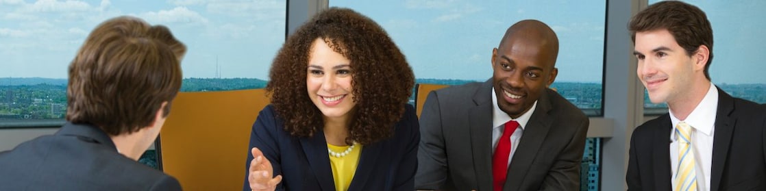 empat karyawan shell dalam sebuah rapat