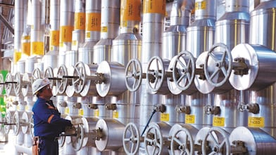 Seorang insinyur bekerja di Feed Header pabrik etilena OP-2, Deer Park, 2004