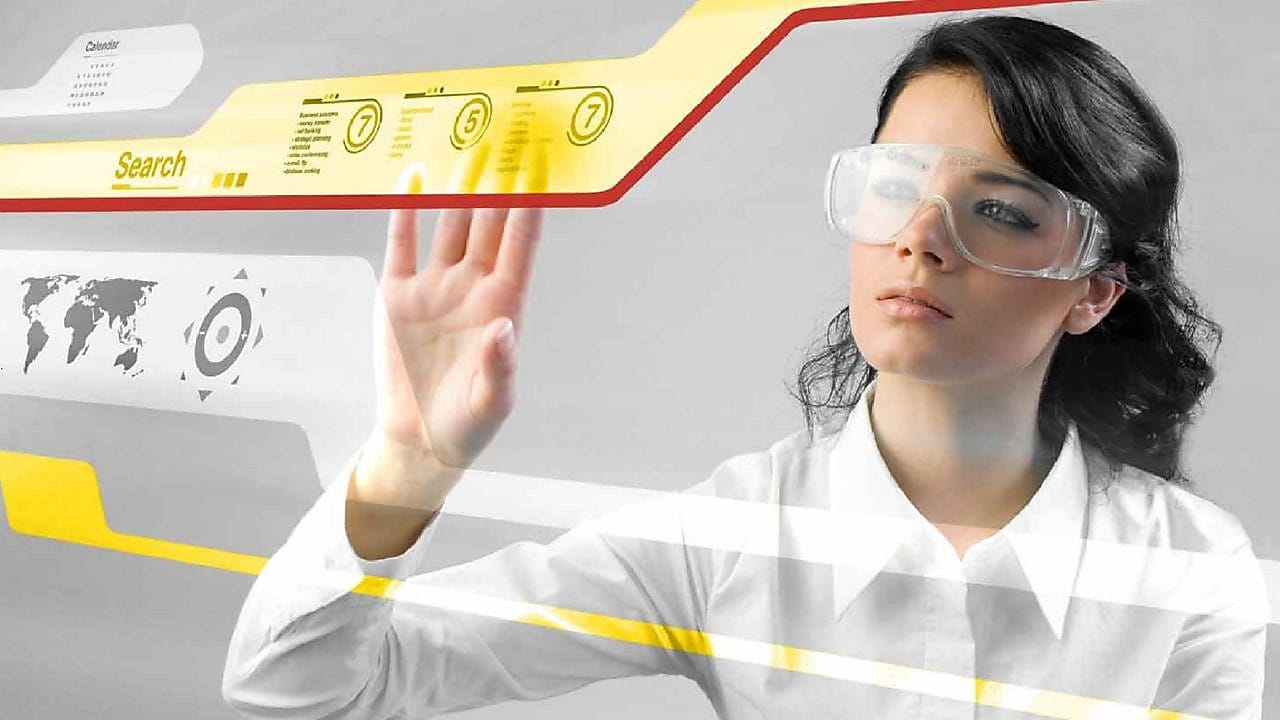 Seorang wanita bekerja dengan layar sentuh digital.