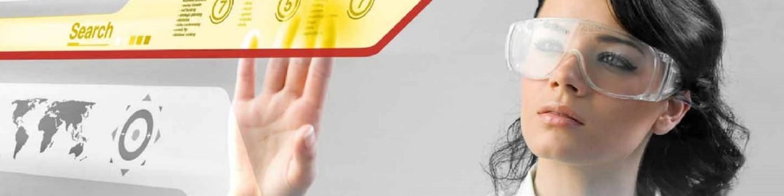 Seorang wanita bekerja dengan layar sentuh digital.