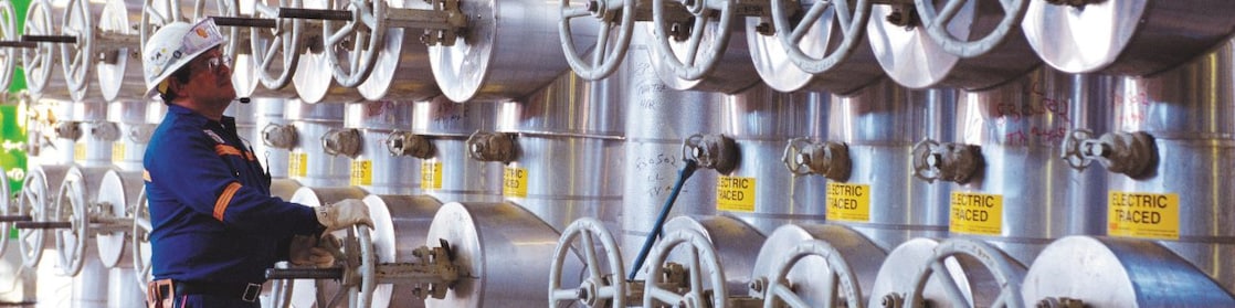 Seorang insinyur bekerja di Feed Header pabrik etilena OP-2, Deer Park, 2004