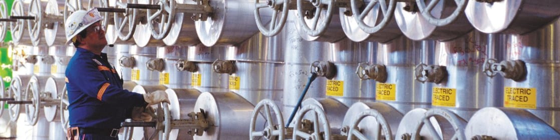 Seorang insinyur bekerja di Feed Header pabrik etilena OP-2, Deer Park, 2004