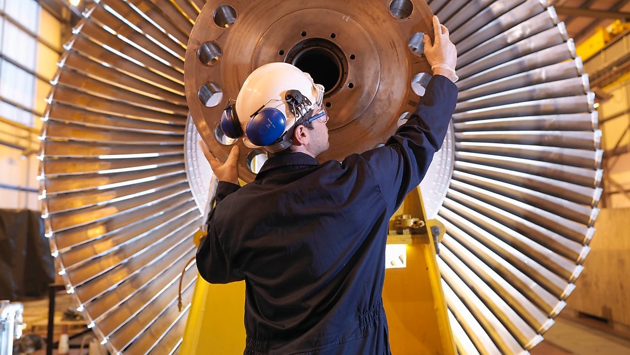 Insinyur sedang Memeriksa Turbin