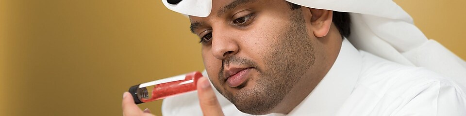 Mohammed Al Athaba memeriksa isi tabung uji bertutup