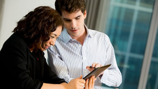 Dua orang sedang mendiskusikan cara mengirim aplikasi kerja ke Shell