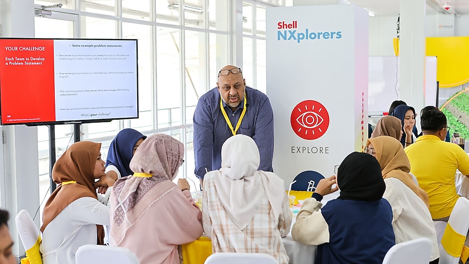 Global STEM Lead Shell, Tariq Husein saat menjadi pemateri pada workshop NXplorers Pro di Mandalika.