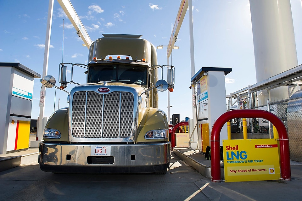 Sebuah truk bersiap untuk mengisi bahan bakar di tempat pengisian LNG Shell