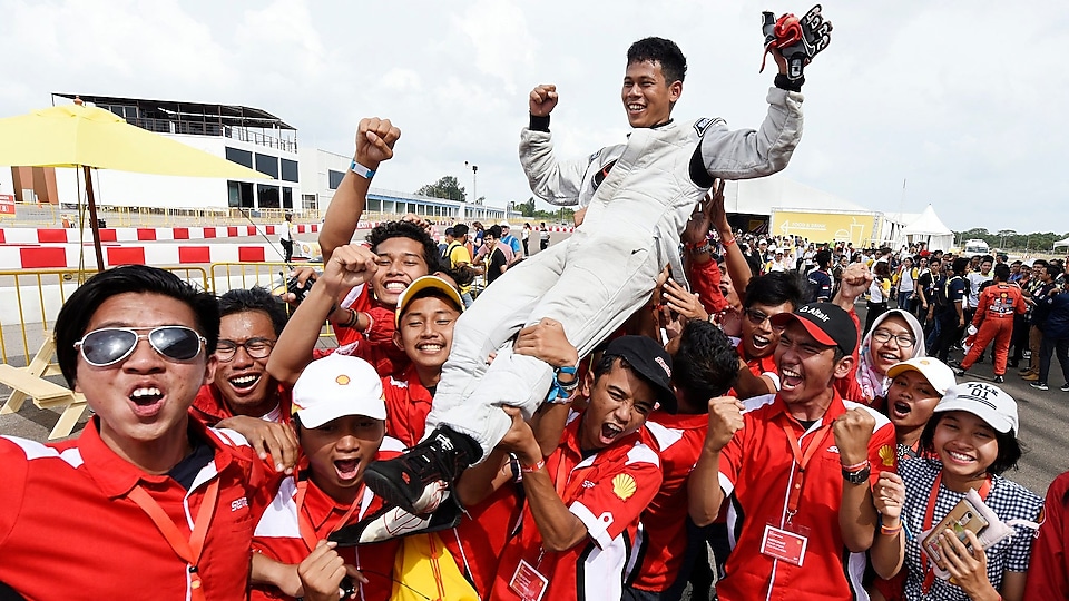 Tim Semar Urban UGM Indonesia rayakan kemenangan di ajang Shell Eco-marathon Drivers’ World Championsip Asia 2018.