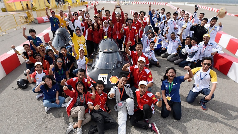 Tim mahasiswa Indonesia berfoto bersama merayakan kemenangan.