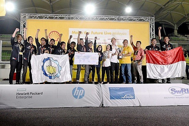 ITS Team 2 (Sapuangin) dari Institut Teknologi Sepuluh Nopember (ITS) menjadi juara pertama untuk kategori UrbanConcept (Internal Combustion Engine). ITS Team 2 (Sapuangin) akan mengikuti kompetisi Drivers’ World Championship Qualifier bersama lima tim lainnya dari Indonesia