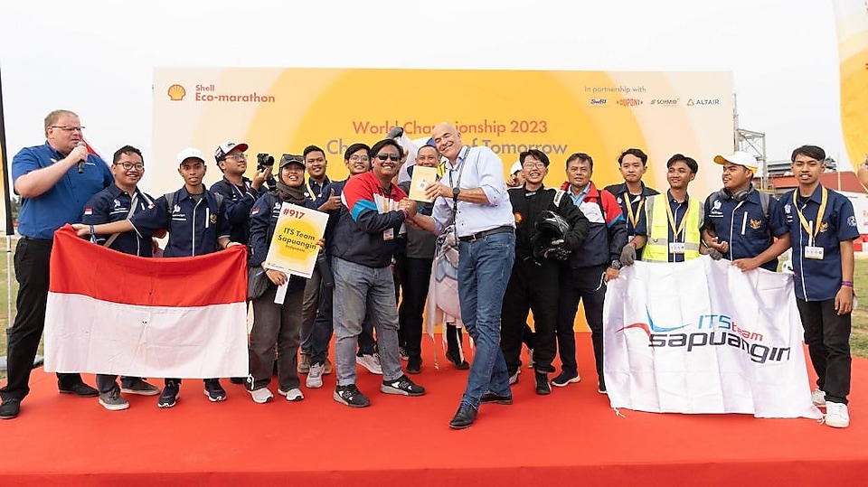 Seluruh tim ITS Team Sapuangin saat dinobatkan sebagai juara tiga Shell Eco-marathon World Championship 2023 di Bangalore, India. 