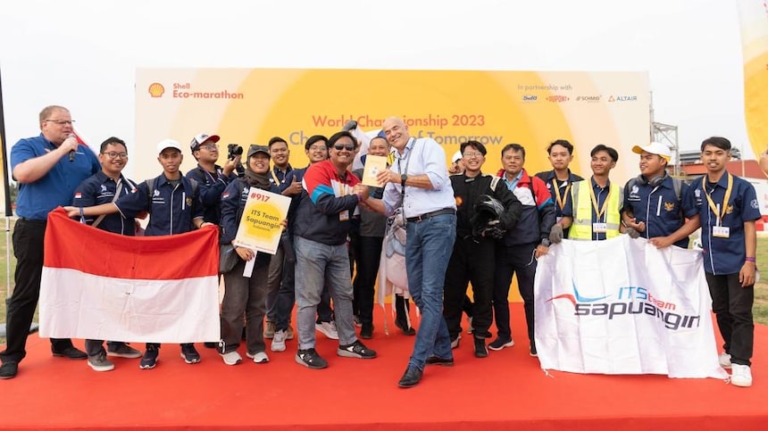 Seluruh tim ITS Team Sapuangin saat dinobatkan sebagai juara tiga Shell Eco-marathon World Championship 2023 di Bangalore, India.