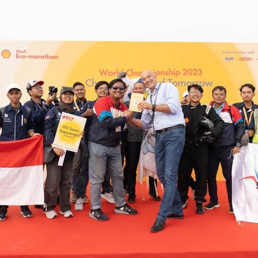Seluruh tim ITS Team Sapuangin saat dinobatkan sebagai juara tiga Shell Eco-marathon World Championship 2023 di Bangalore, India.