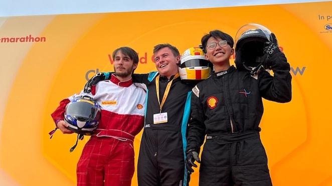 Tiga driver dari tiga tim pemenang Shell Eco-marathon World Championship 2023 di Bangalore, India.