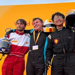 Tiga driver dari tiga tim pemenang Shell Eco-marathon World Championship 2023 di Bangalore, India.