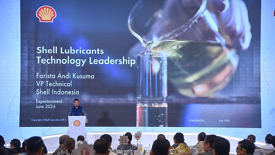 Farista Andi Kusuma, VP Technical Shell Indonesia, menyampaikan upaya Shell Indonesia turut meningkatkan produktivitas industri di Indonesia melalui produk gemuk (grease) Shell Gadus pada acara Shell ExpertConnect 2024 yang diselenggarakan di Bandung, Jawa Barat, pada 6 Juni 2024.