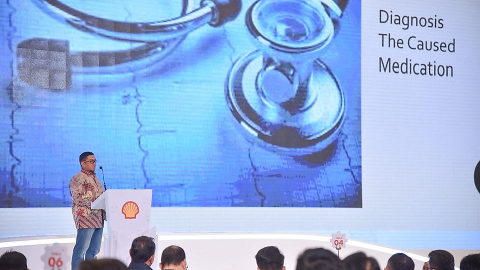 Para pembicara Shell ExpertConnect 2024 dengan tema Unlock Your Productivity Potential dengan fokus pembahasan tentang produk gemuk (grease) Shell Gadus untuk meningkatkan produktivitas industri di Indonesia.