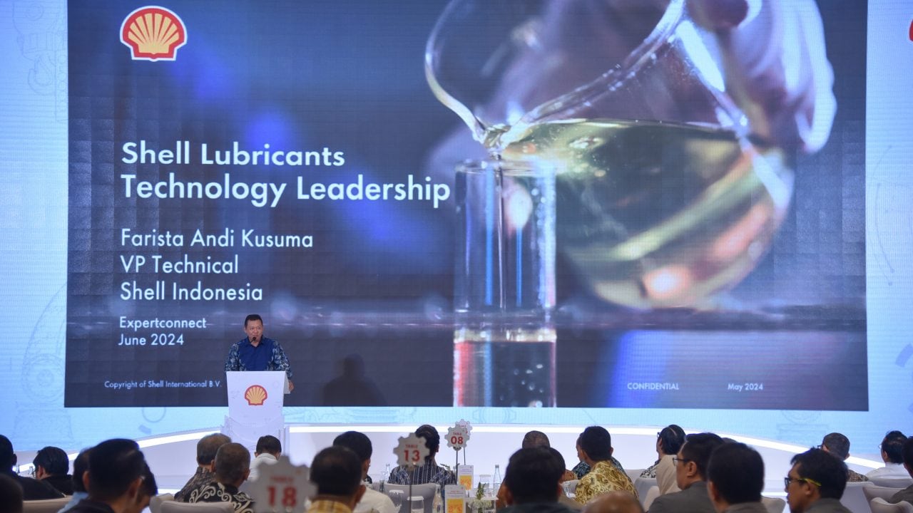 Farista Andi Kusuma, VP Technical Shell Indonesia, menyampaikan upaya Shell Indonesia turut meningkatkan produktivitas industri di Indonesia melalui produk gemuk (grease) Shell Gadus pada acara Shell ExpertConnect 2024 yang diselenggarakan di Bandung, Jawa Barat, pada 6 Juni 2024.