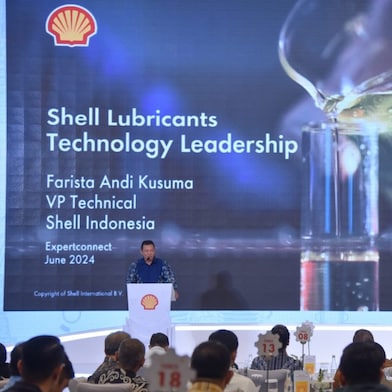 Farista Andi Kusuma, VP Technical Shell Indonesia, menyampaikan upaya Shell Indonesia turut meningkatkan produktivitas industri di Indonesia melalui produk gemuk (grease) Shell Gadus pada acara Shell ExpertConnect 2024 yang diselenggarakan di Bandung, Jawa Barat, pada 6 Juni 2024.