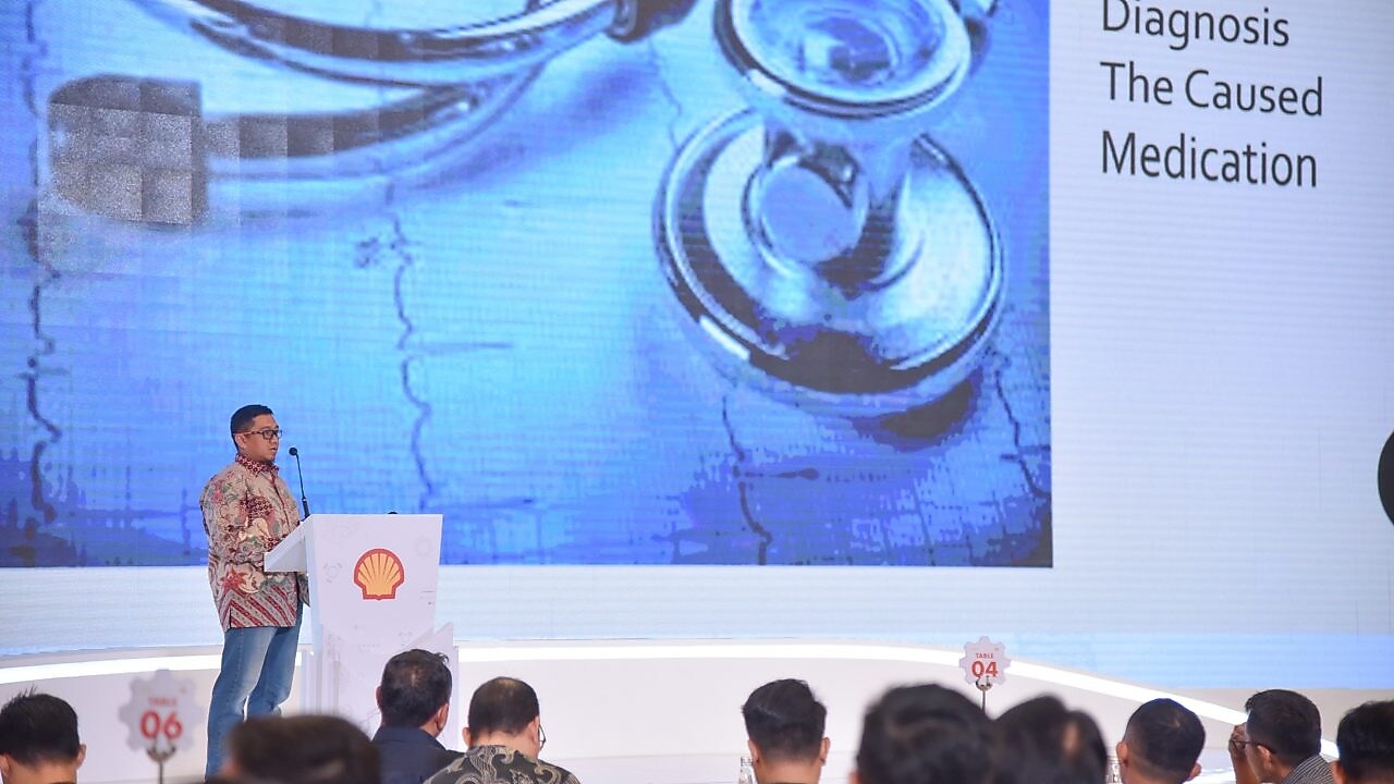 Para pembicara Shell ExpertConnect 2024 dengan tema Unlock Your Productivity Potential dengan fokus pembahasan tentang produk gemuk (grease) Shell Gadus untuk meningkatkan produktivitas industri di Indonesia.