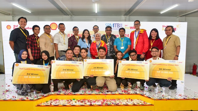 Lima pemenang Shell LiveWIRE Energy Solutions 2024 berfoto bersama usai pengumuman setelah melalui penilaian akhir pada Juli 2024 di Mandalika, Lombok, Nusa Tenggara Barat, di tengah rangkaian acara Shell Eco-marathon Asia-Pacific and the Middle East 2024 di Sirkuit Internasional Mandalika.