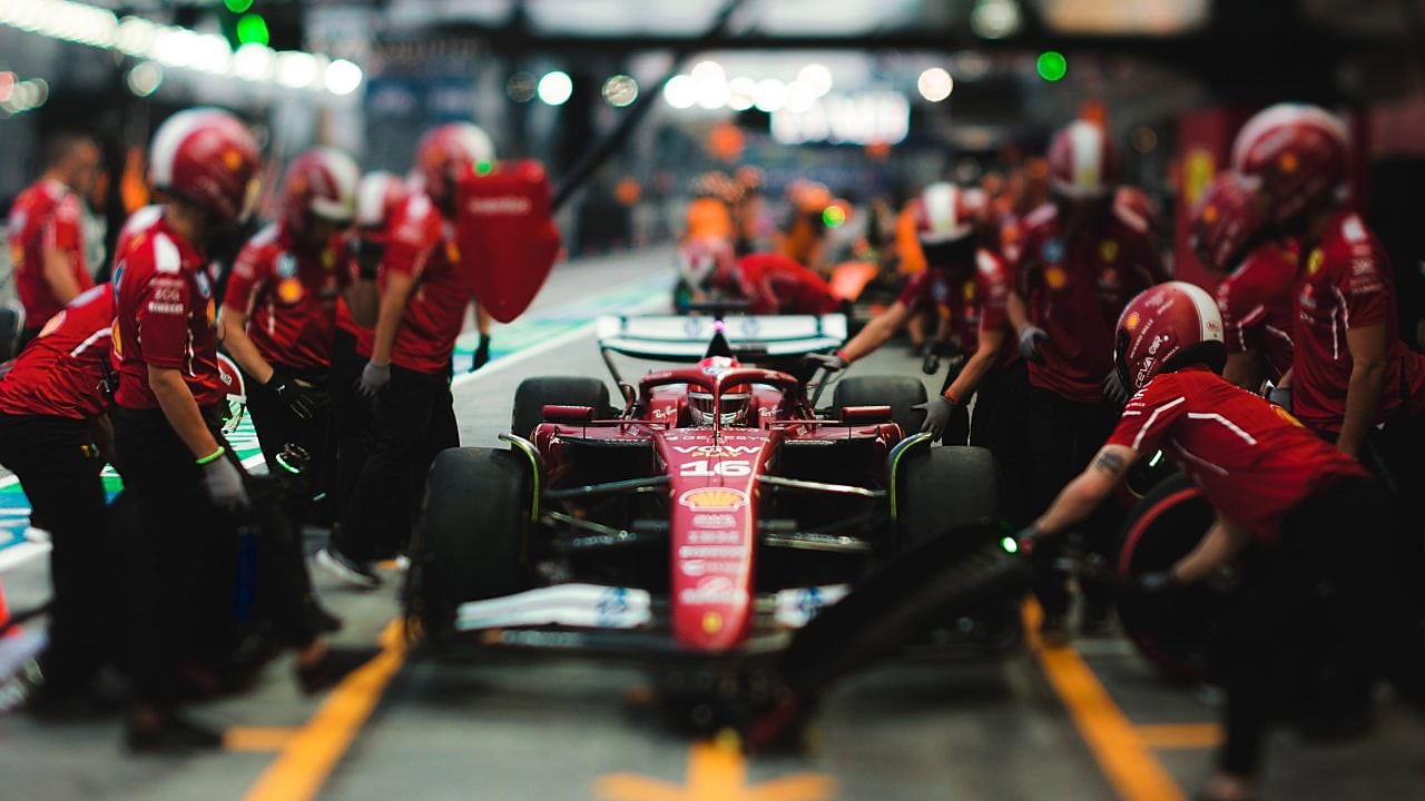 Mobil F1 Scuderia Ferrari di garasi