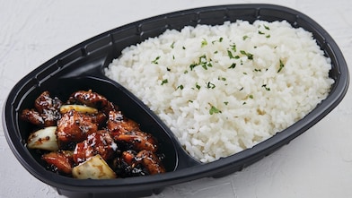 Sajian Nasi dengan Ayam Lada Hitam