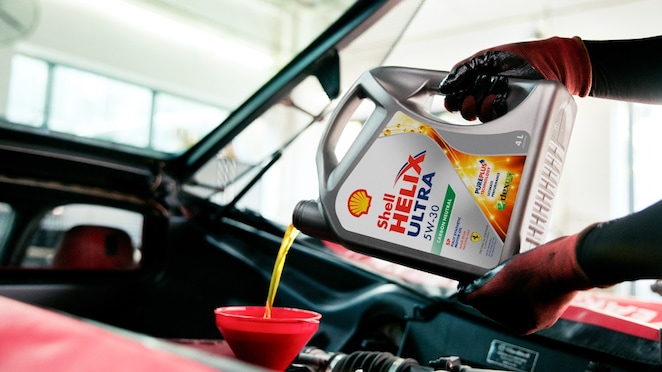 Proses ganti oli mobil.