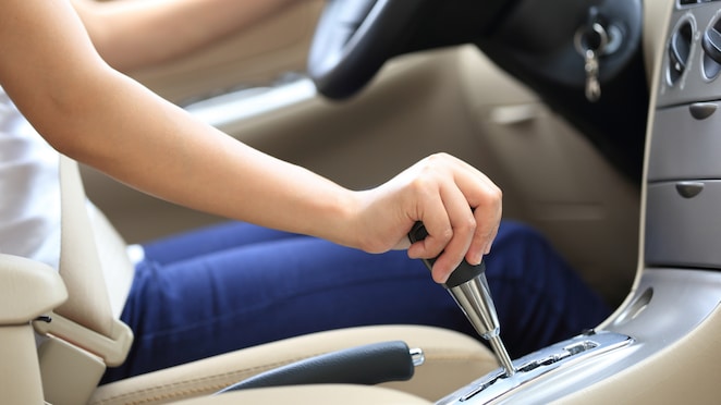 Seseorang sedang mengemudi mobil dan merasa kemudi mobilnya menjadi berat