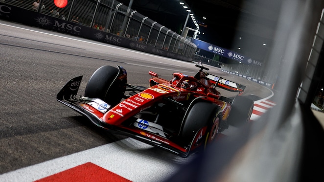 Mobil balap tim Scuderia Ferrari HP di sirkuit saat Grand Prix berlangsung.