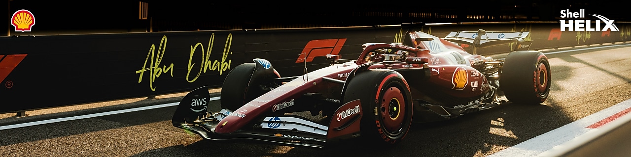 Mobil balap Ferrari sedang melaju di sirkuit Yas Marina, Abu Dhabi.