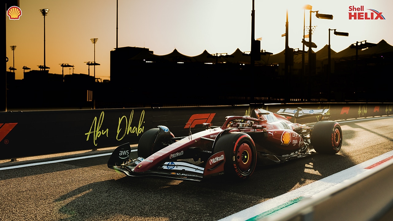 Mobil balap Ferrari sedang melaju di sirkuit Yas Marina, Abu Dhabi.