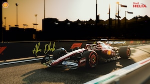 Mobil balap Ferrari sedang melaju di sirkuit Yas Marina, Abu Dhabi.